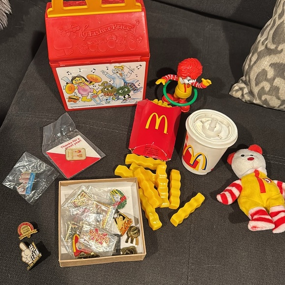 Vintage McDonald pins-lot of 16 pins, happy meal box, fries, shake, Ronald - Picture 1 of 13